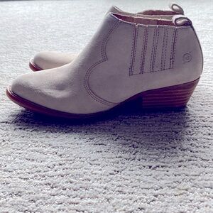 NWOT Born Wasatch Bootie Natural Sand Suede Size 8